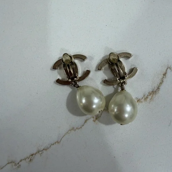 CHANEL TEAR DROP PEARL EARRING - Picture 5 of 9